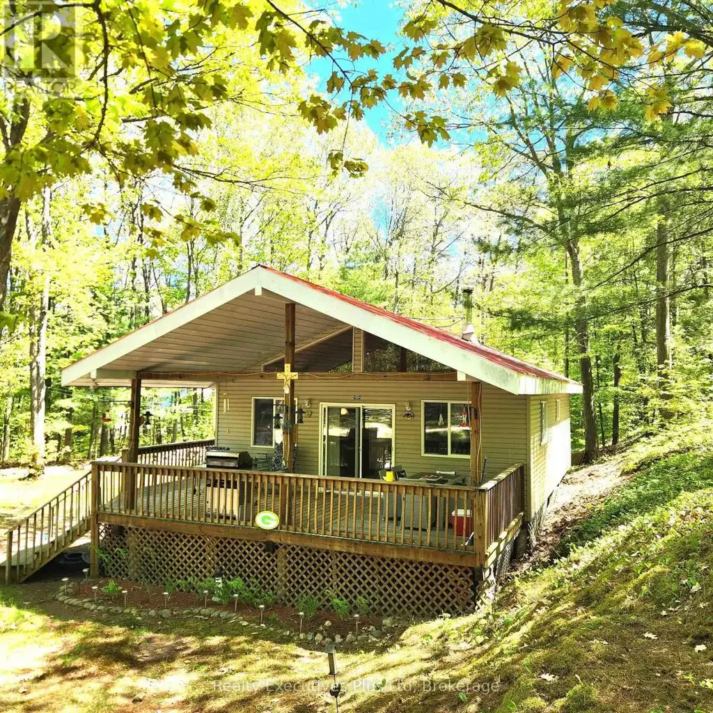 12 Waagosh Miikans Lane, Christian Island 30 (Beausoleil First Nation)